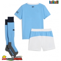Camisa de Futebol Manchester City Equipamento Principal Infantil 2025-26 Manga Curta (+ Calças curtas)